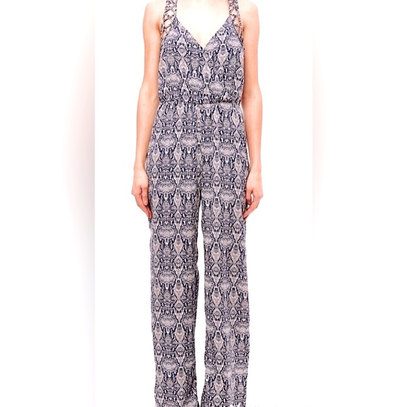 Vici jumpsuit by Aakaa beautiful semi open back, excellent condition RE $79🎉SALE - Picture 13 of 13